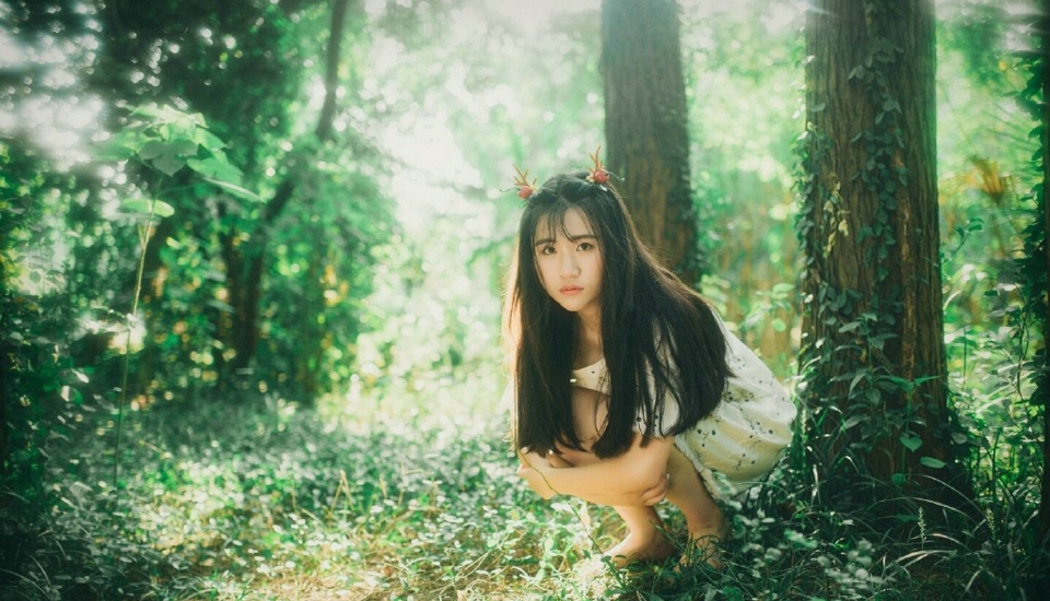 点击大图看下一张：森林内的小鹿姑娘甜美花束诱人写真