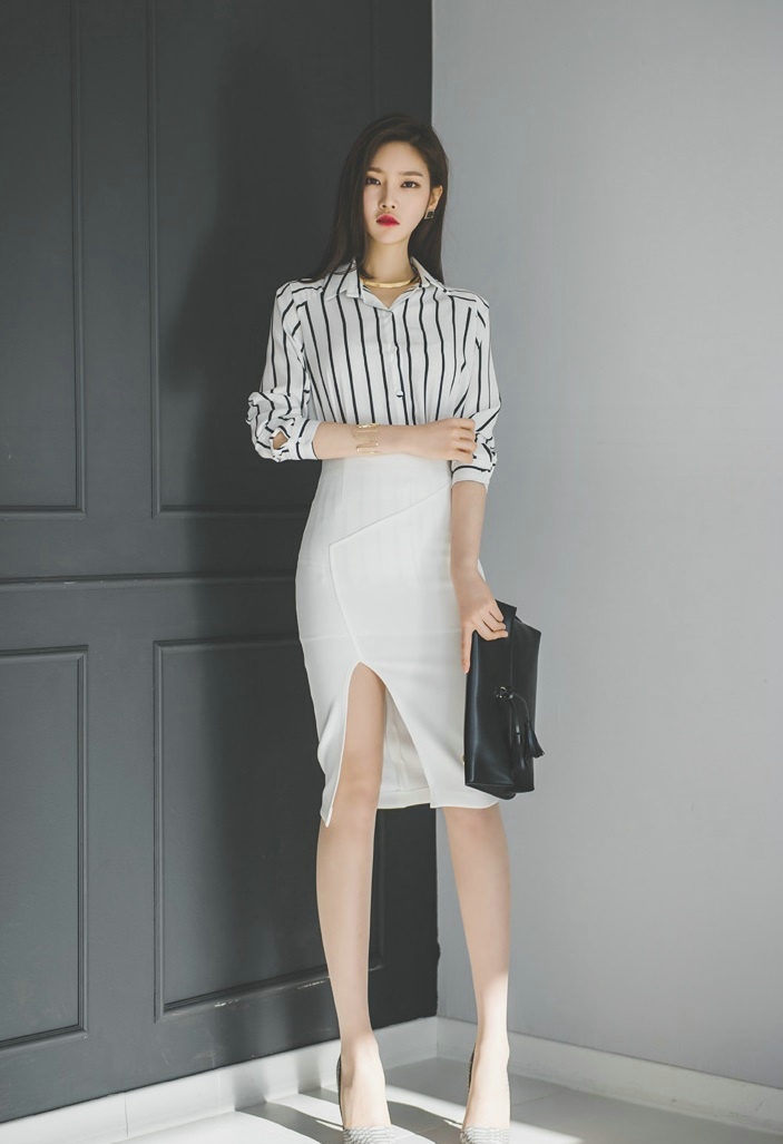 点击大图看下一张：长腿气质白丝袜韩系美女职业装阳光写真