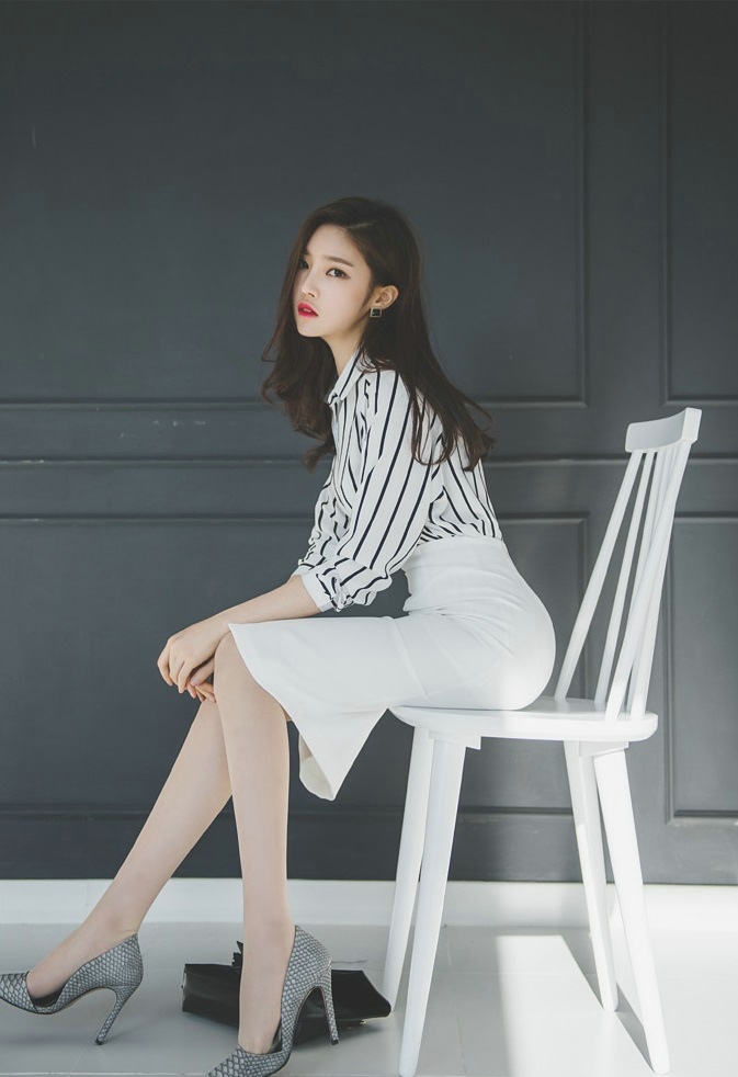 点击大图看下一张：长腿气质白丝袜韩系美女职业装阳光写真