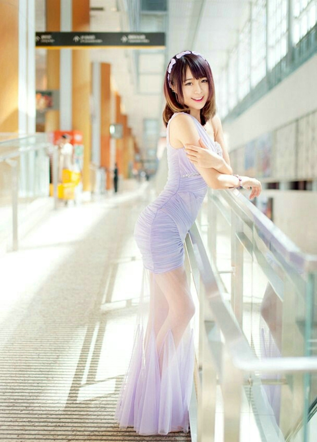 点击大图看下一张：走廊上的紫罗兰礼服模特前凸后翘甜笑迷人