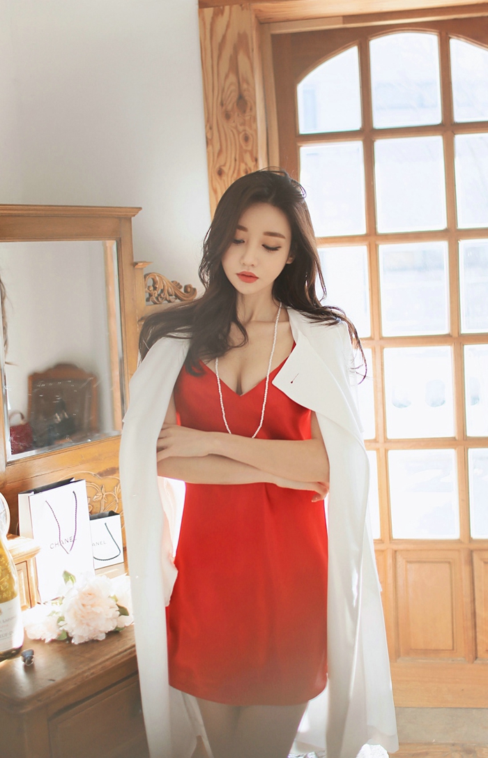 点击大图看下一张：镜子前的红艳睡裙美模披着外套霸气外露
