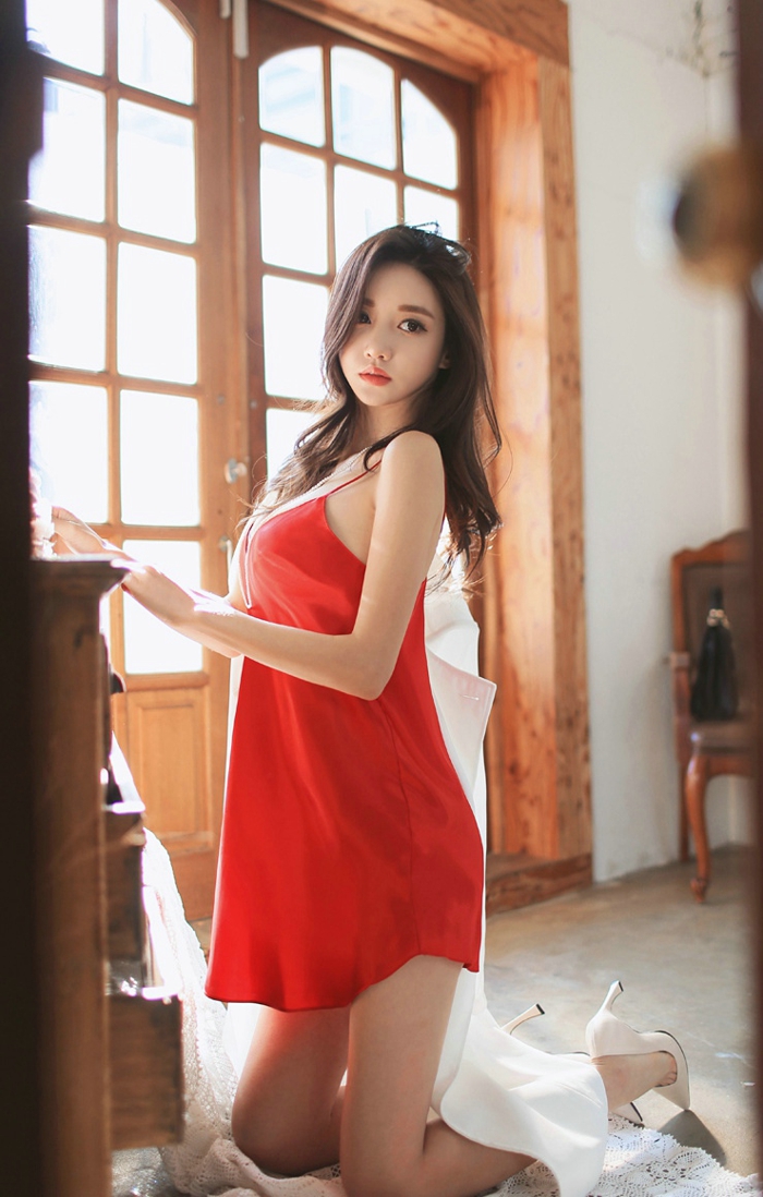 点击大图看下一张：镜子前的红艳睡裙美模披着外套霸气外露