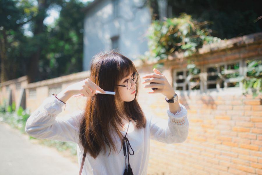 点击大图看下一张：中国清纯校服眼镜长发少女可爱迷人写真