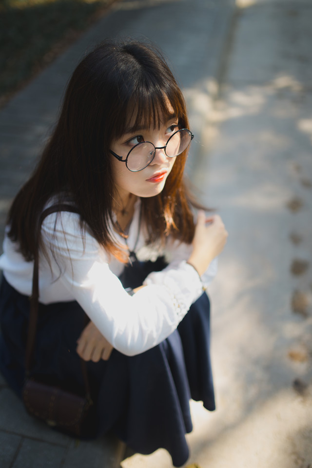 点击大图看下一张：中国清纯校服眼镜长发少女可爱迷人写真