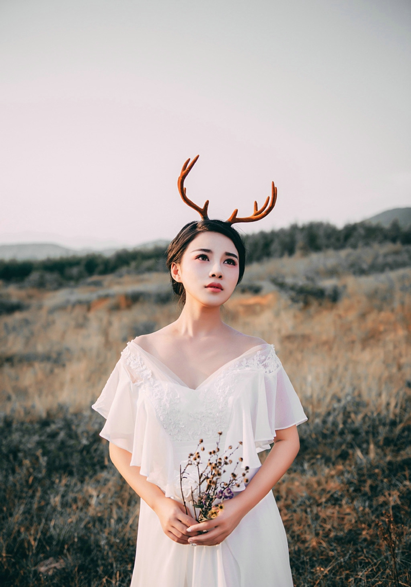 点击大图看下一张：荒野中的麋鹿美女白裙红唇娇艳写真