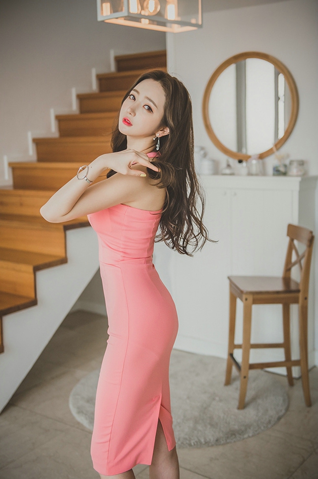 点击大图看下一张：客厅里的玫红色裙装美模面容秀美绝俗撩人心弦