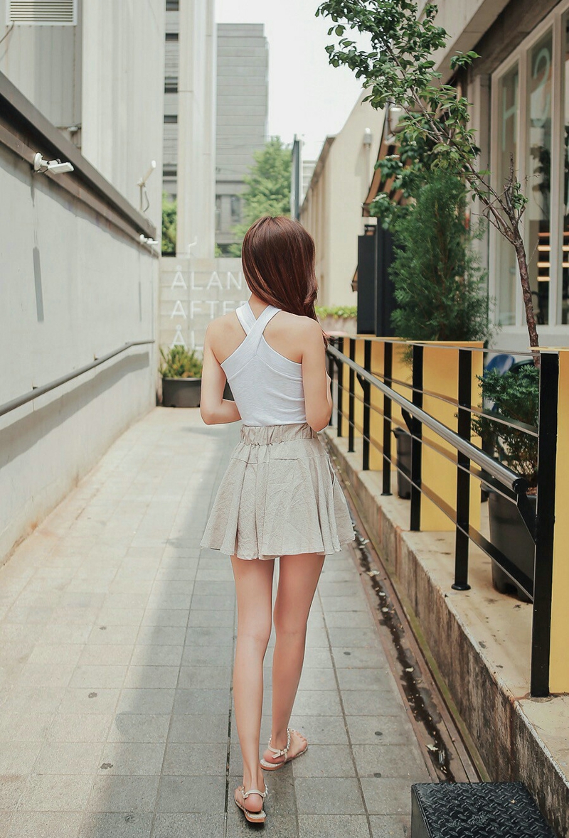 点击大图看下一张：韩系精致服装女神迷你短裙清纯艳丽写真