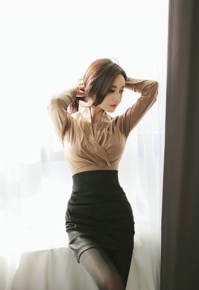 点击大图看下一张：韩系美女黑丝超短群美腿诱惑大秀好身材