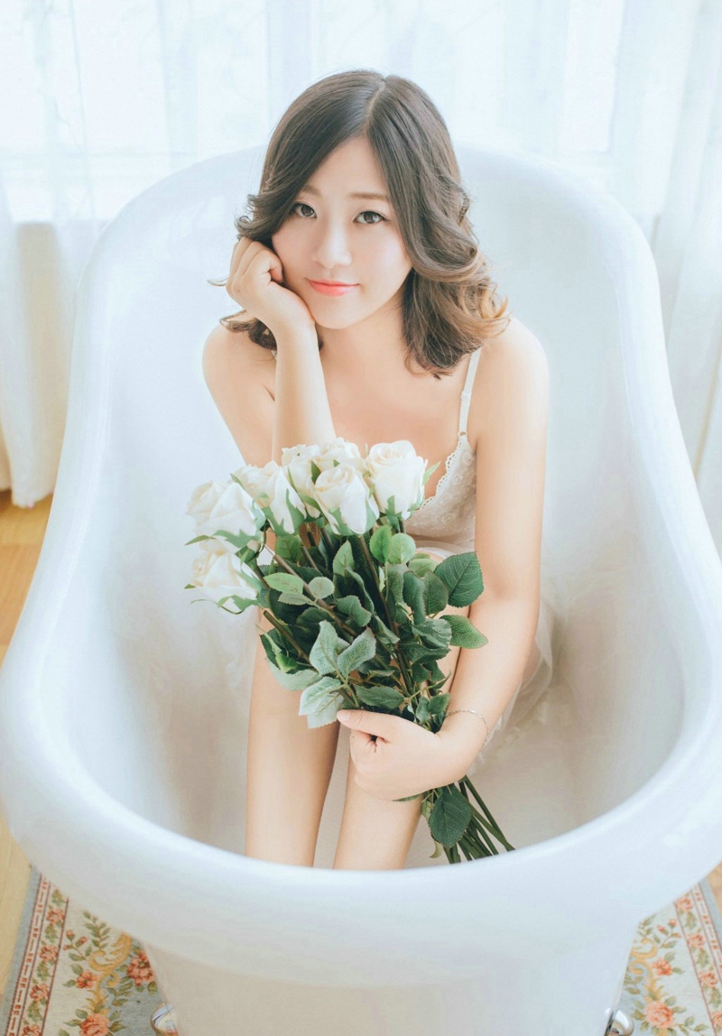点击大图看下一张：浴缸内的鲜花美女蕾丝睡衣白嫩肌肤