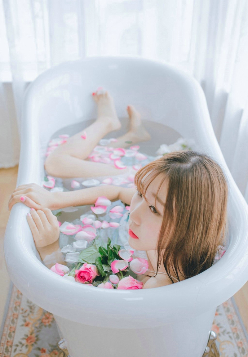 点击大图看下一张：浴缸内的花瓣浴少女小巧惹人爱
