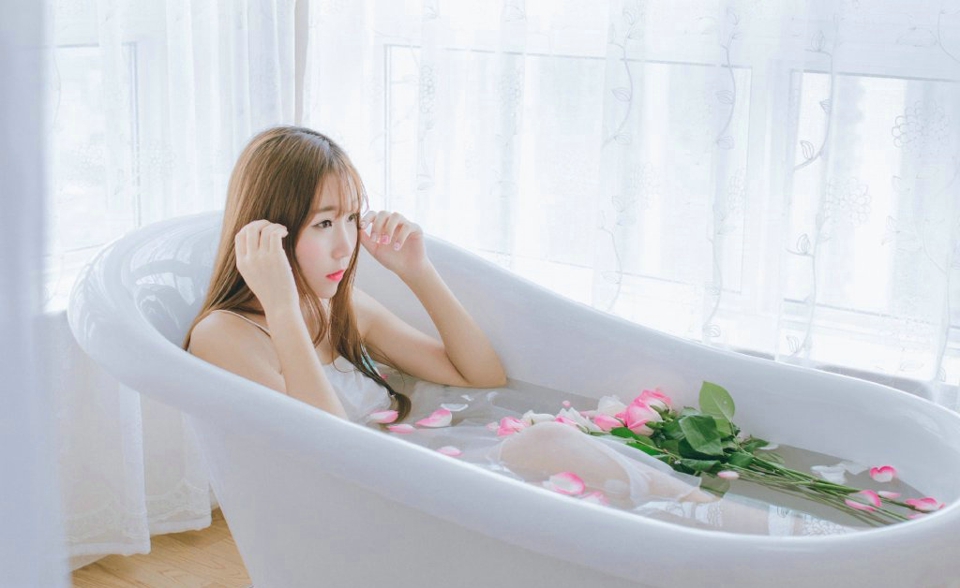点击大图看下一张：浴缸内的花瓣浴少女小巧惹人爱