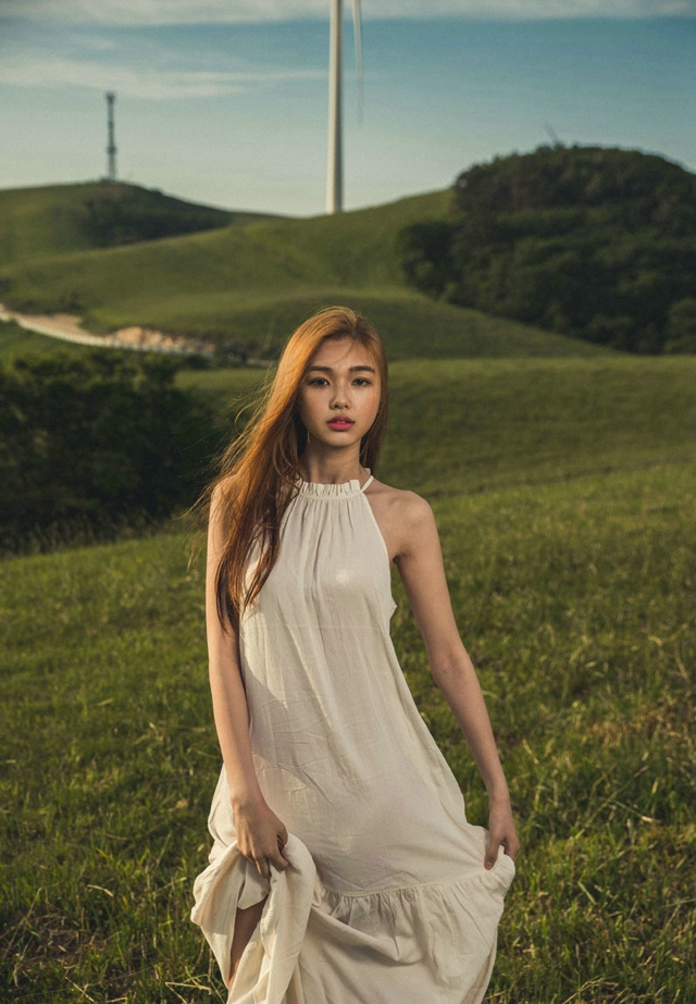 点击大图看下一张：荒野草原上的空灵模特抹胸连衣裙唯美写真