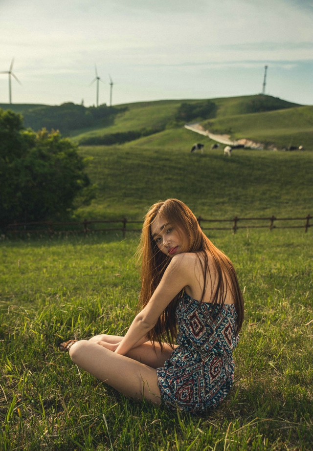 点击大图看下一张：荒野草原上的空灵模特抹胸连衣裙唯美写真