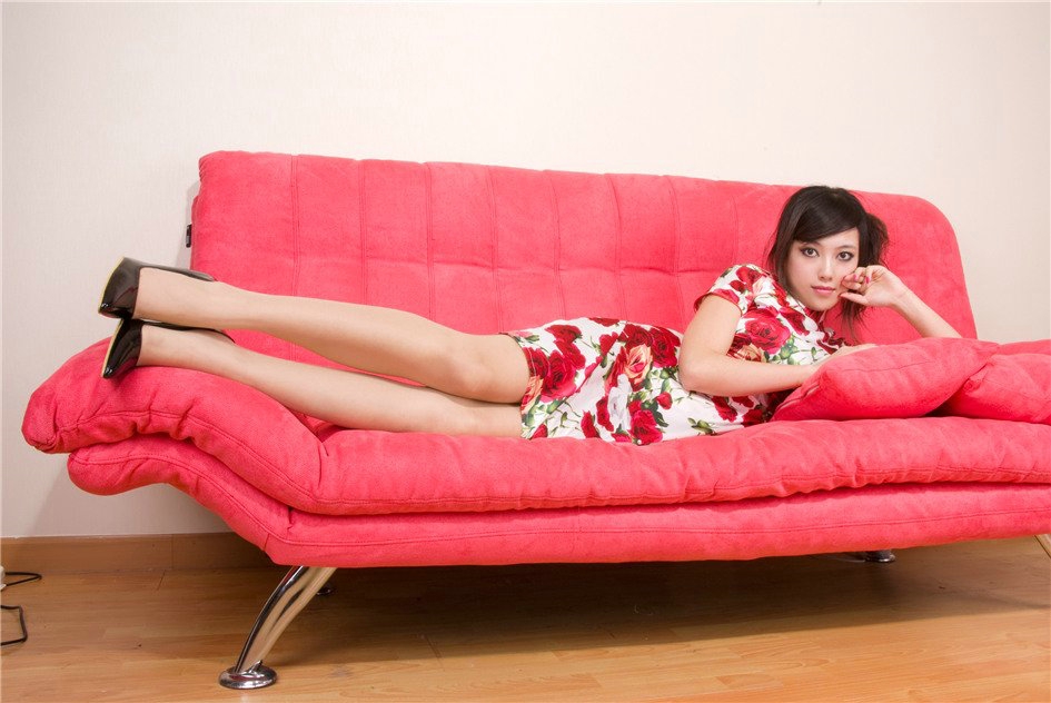 点击大图看下一张：沙发上的鲜艳红裙腿模Marry丝袜美腿撩人写真