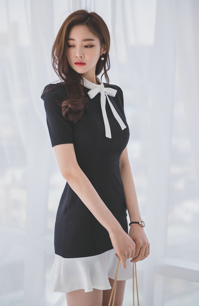 点击大图看下一张：笑容迷人的美模时尚黑白裙气质典雅