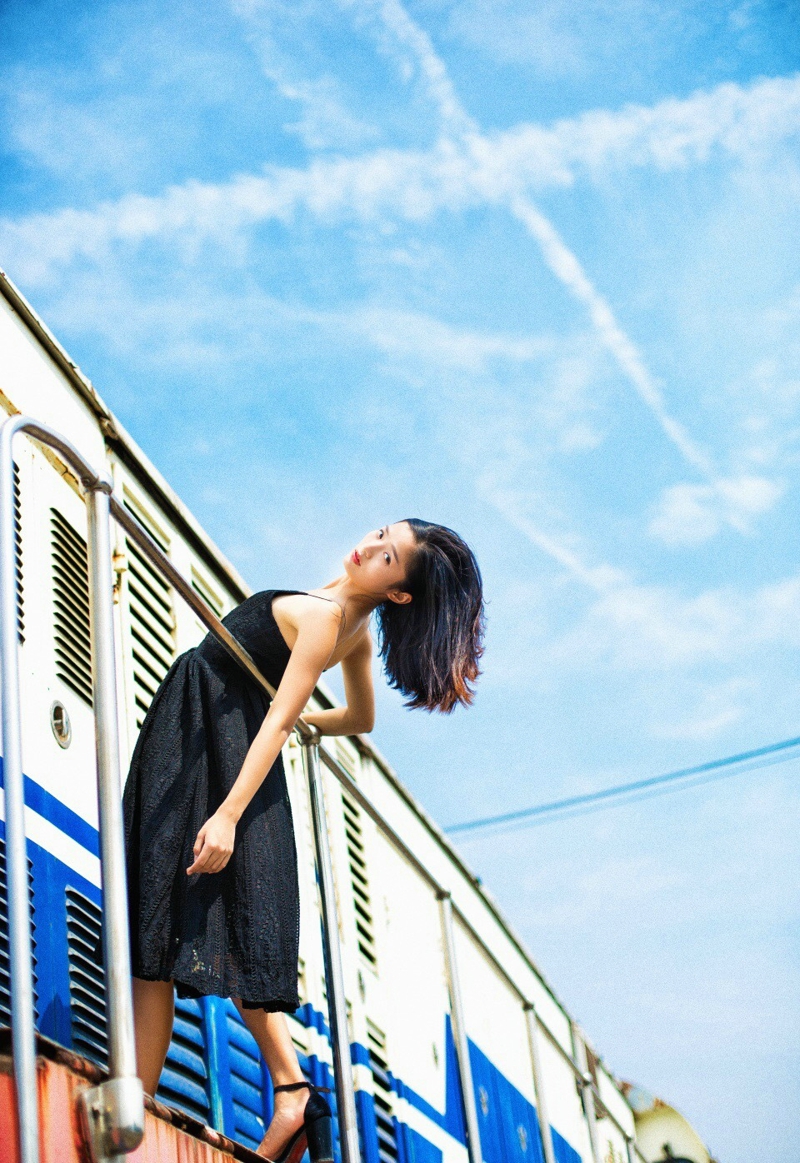 点击大图看下一张：列车上的气质美女秀发飘扬耀眼写真