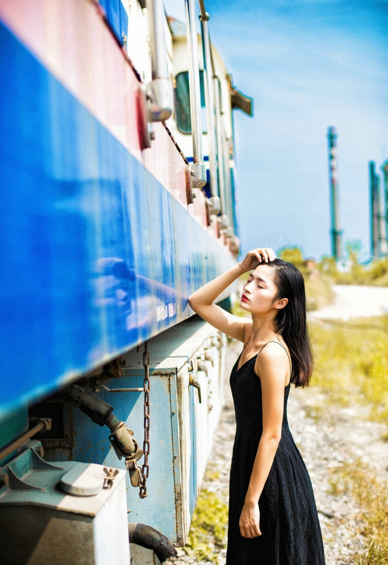 点击大图看下一张：列车上的气质美女秀发飘扬耀眼写真