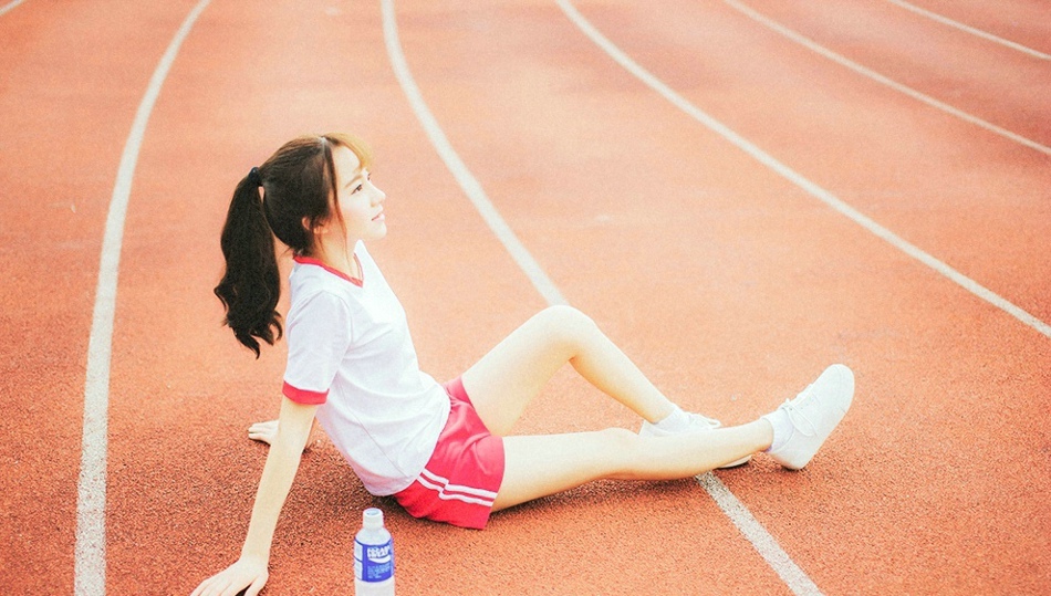点击大图看下一张：跑道上的运动马尾女孩清爽写真
