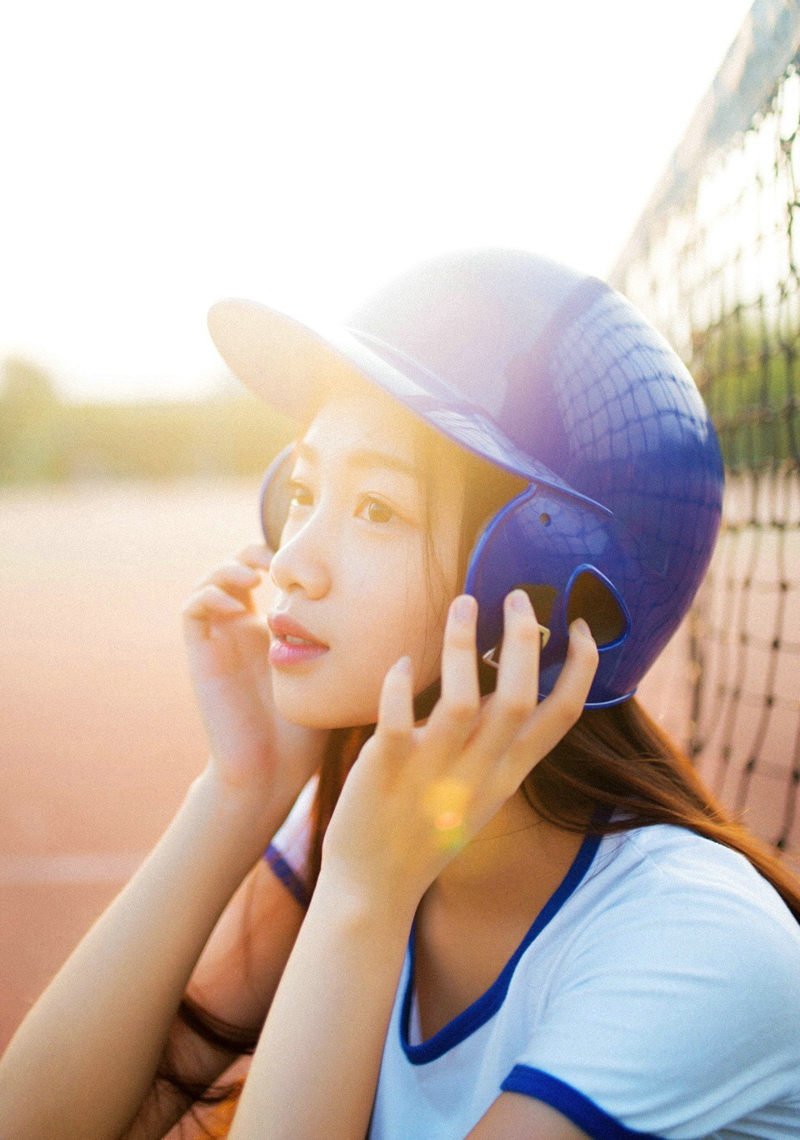 点击大图看下一张：体育场上的棒球少女头盔光线唯美写真