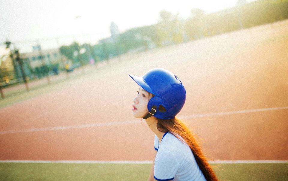 点击大图看下一张：体育场上的棒球少女头盔光线唯美写真