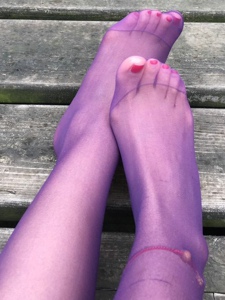 小图妹紫色丝袜美脚养眼写真