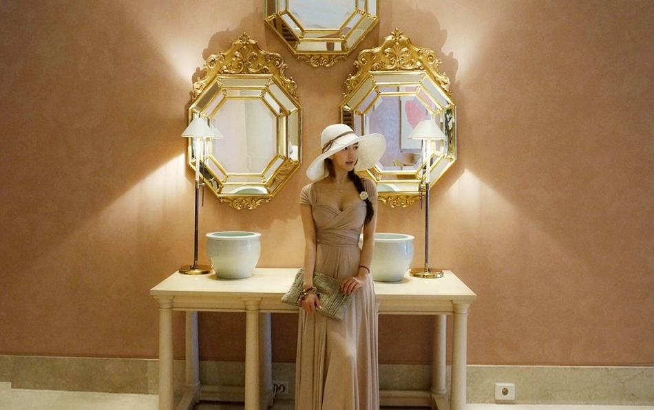 点击大图看下一张：素颜模特时尚晚礼服酒店度假写真