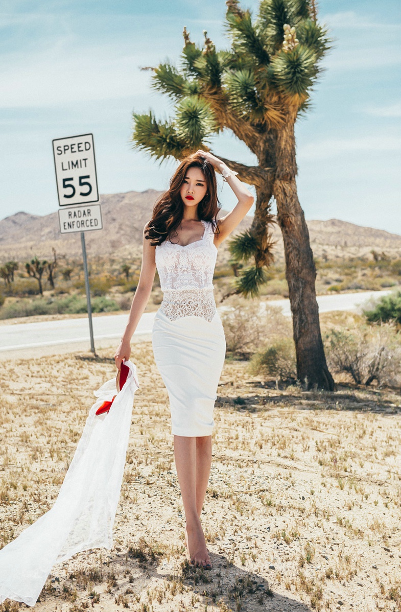 点击大图看下一张：公路上的婚纱美模唯美梦幻眼神霸气十分吸晴