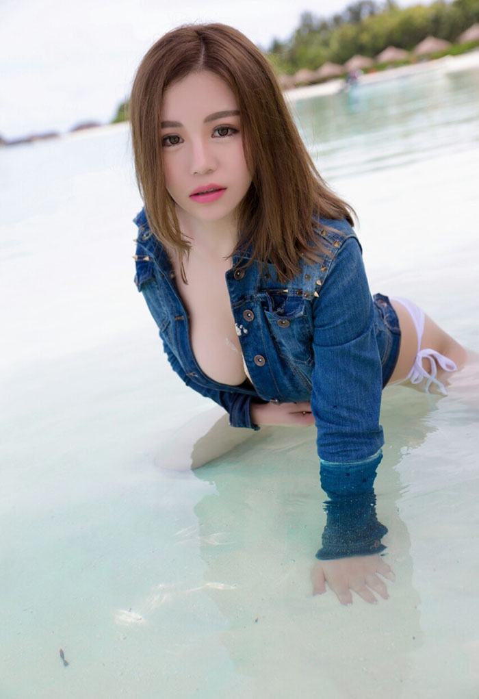点击大图看下一张：性感牛仔衫美女风韵美乳释放无限魅力
