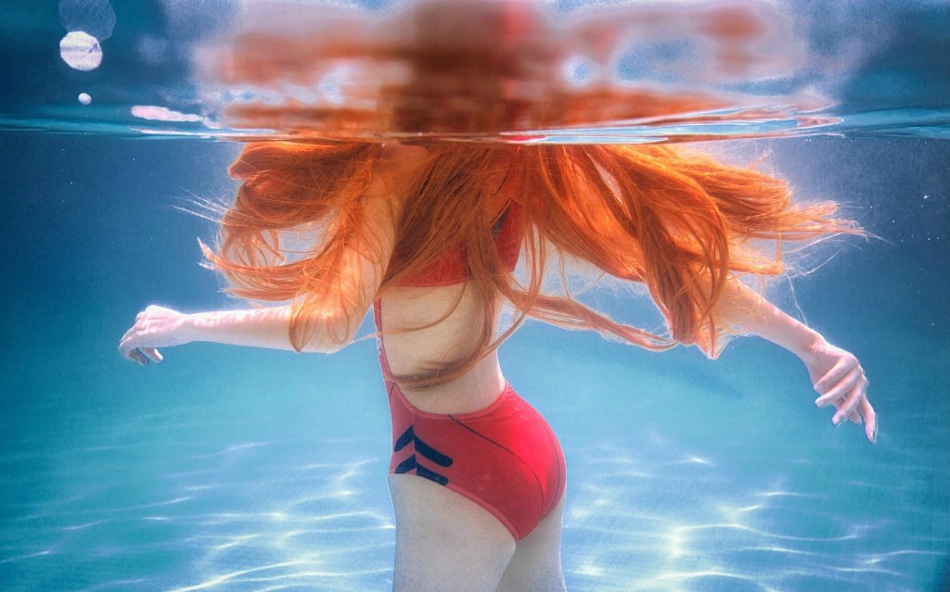 点击大图看下一张：EVA概念泳装水下唯美写真
