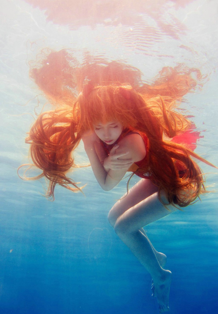 点击大图看下一张：EVA概念泳装水下唯美写真