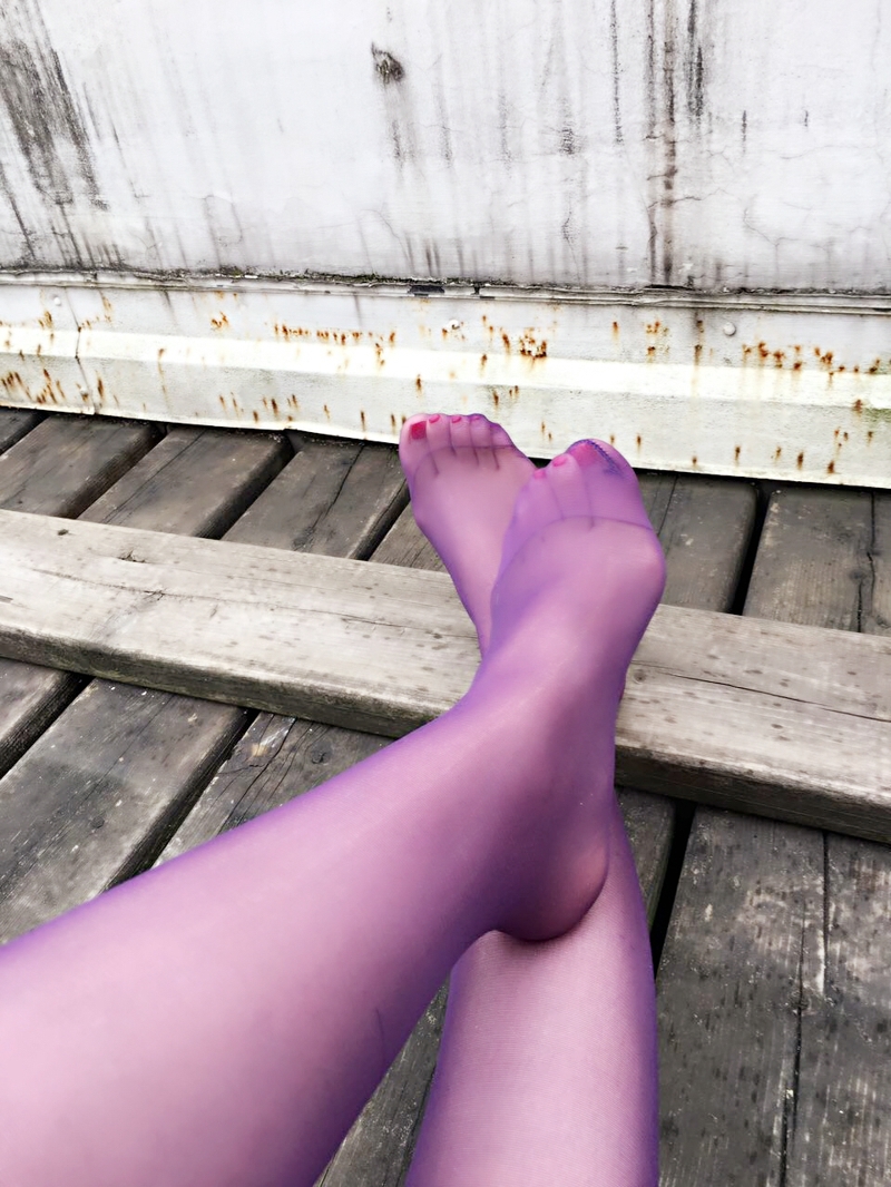 点击大图看下一张：小图妹紫色丝袜美脚养眼写真