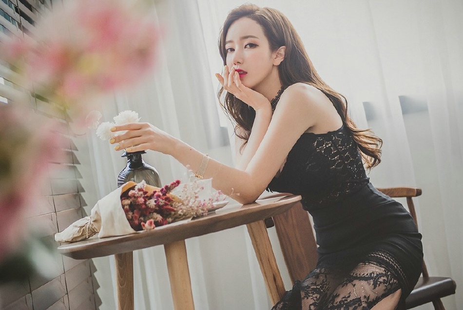 点击大图看下一张：吊带蕾丝黑裙美模霸气坐在餐桌上红唇鲜嫩欲滴