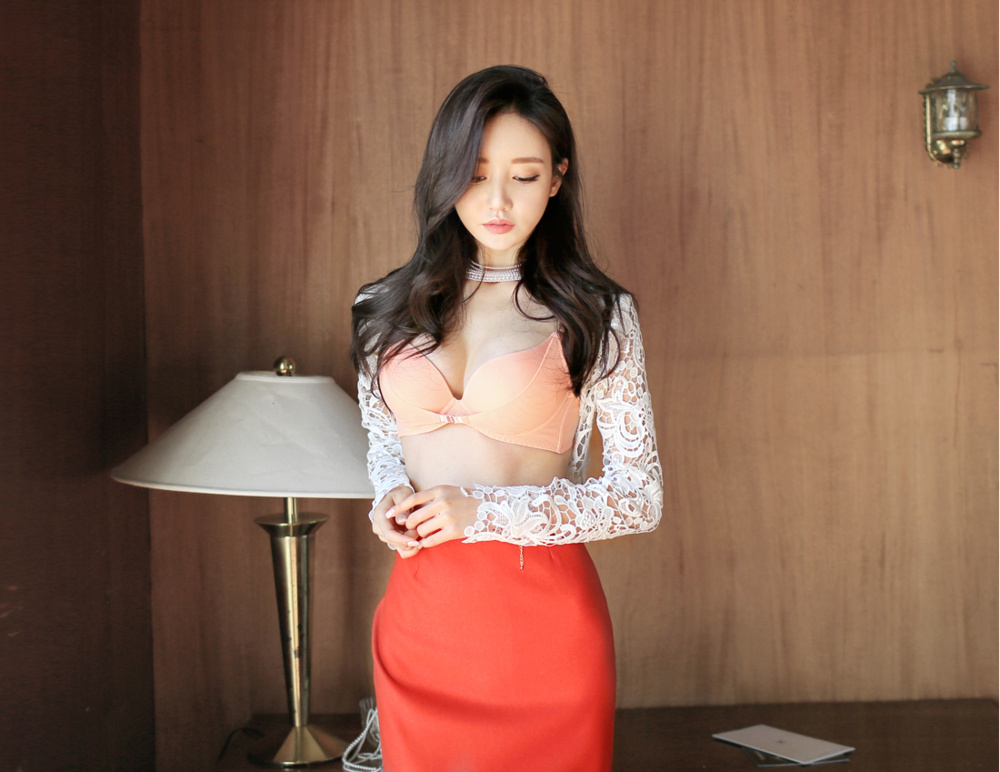 点击大图看下一张：韩系美胸阳光美女内衣私房妖娆写真