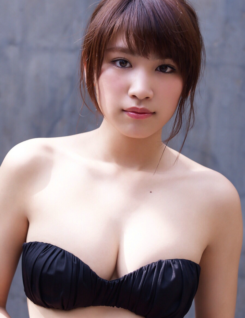 点击大图看下一张：日本诱人大胸美女粉嫩丰满极致阳光诱人写真