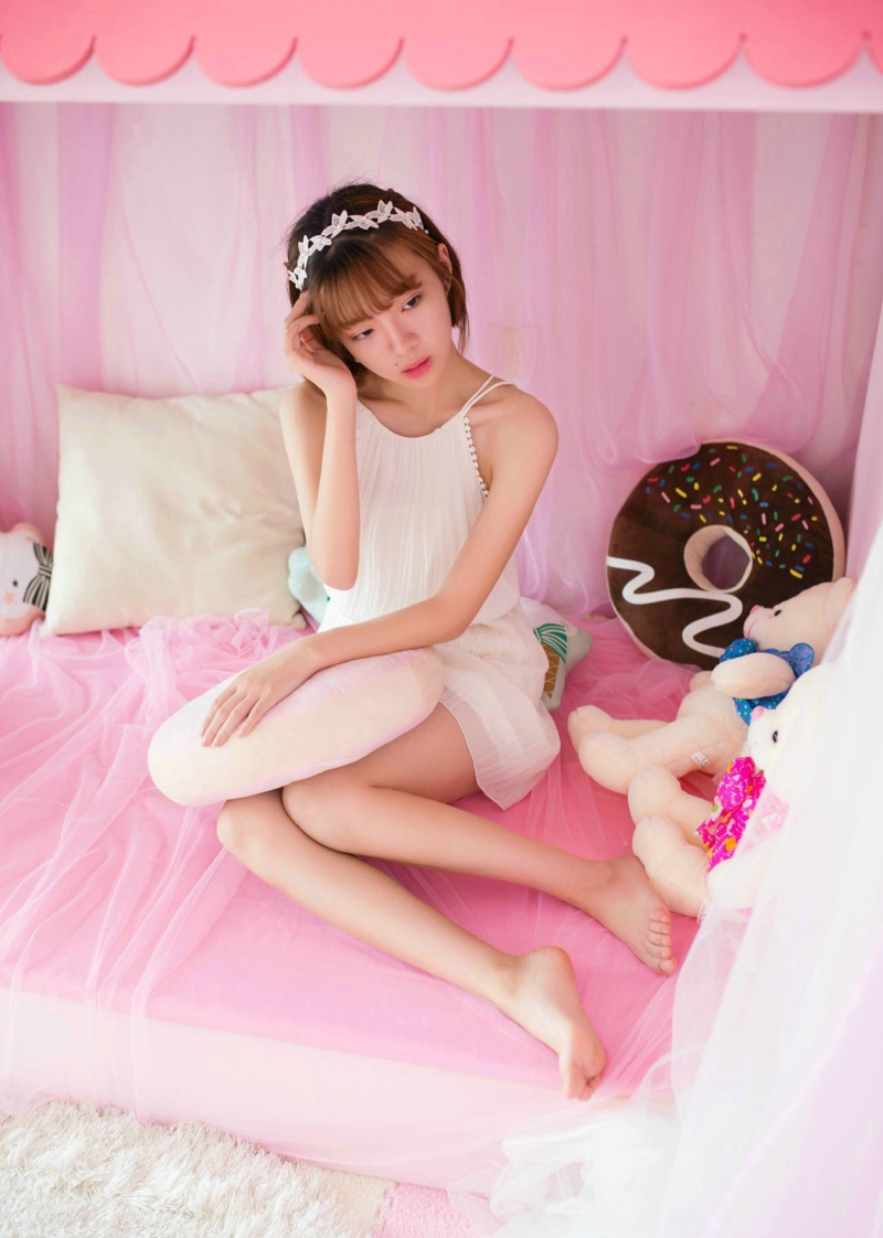 点击大图看下一张：粉红私房内的甜点少女悠闲舒适时光