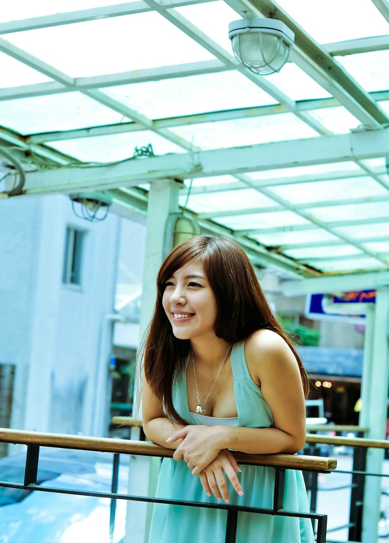 点击大图看下一张：甜美长发台湾女大学生清新生活连衣裙迷人写真