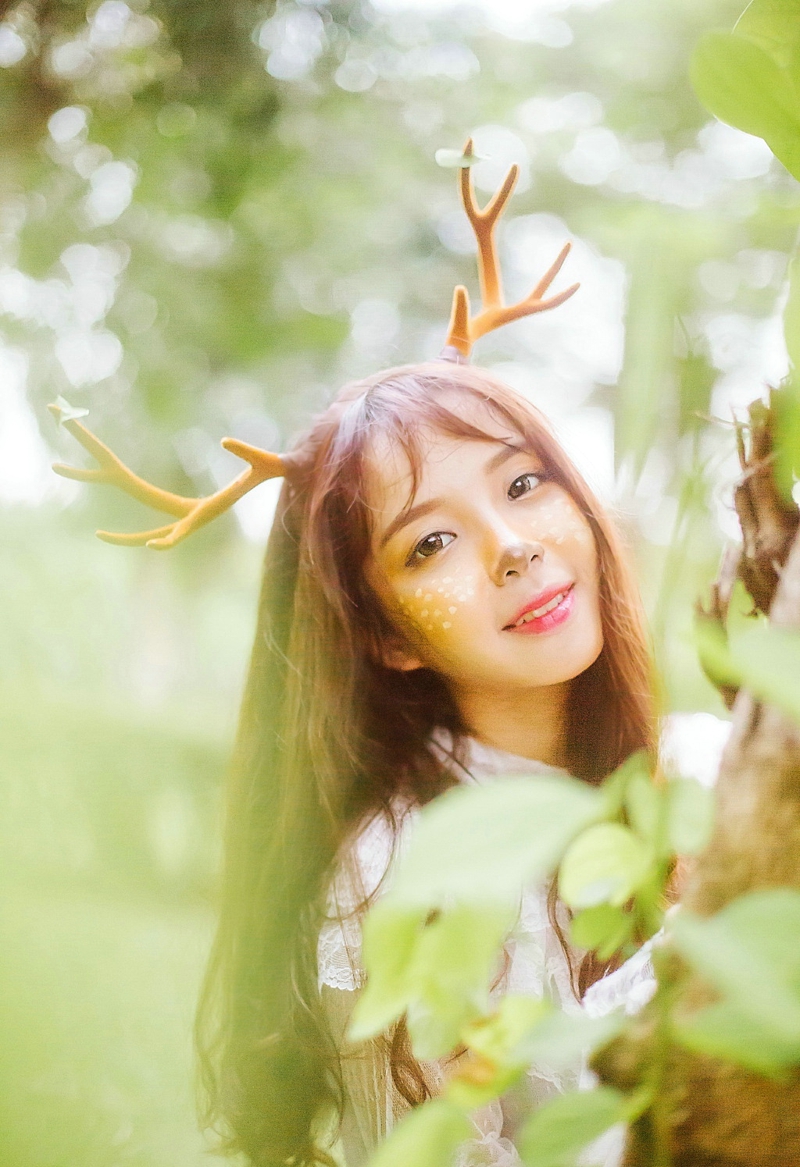 点击大图看下一张：绿林中的可爱麋鹿少女小巧惹人爱