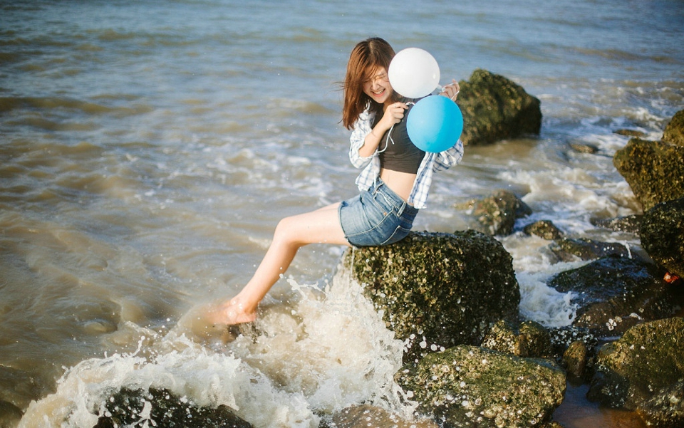 点击大图看下一张：海岸边的格子衬衫美女开心玩耍活泼写真
