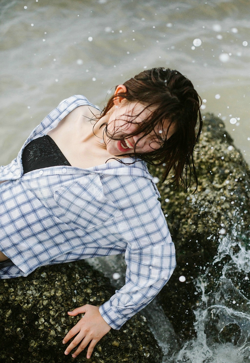 点击大图看下一张：海岸边的格子衬衫美女开心玩耍活泼写真