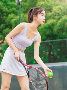运动场上的网球女孩娇羞可爱
