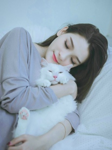 大眼美模床上抱着猫咪熟睡安静迷人