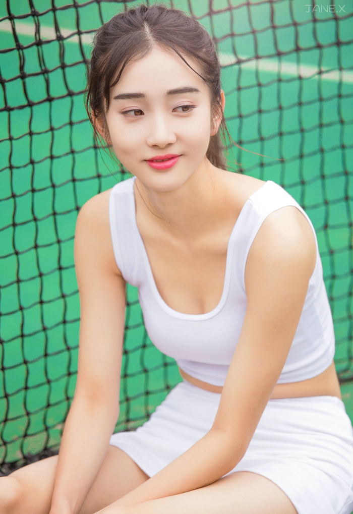 点击大图看下一张：运动场上的网球女孩娇羞可爱