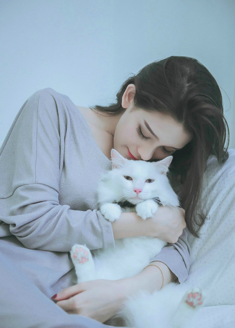 点击大图看下一张：大眼美模床上抱着猫咪熟睡安静迷人