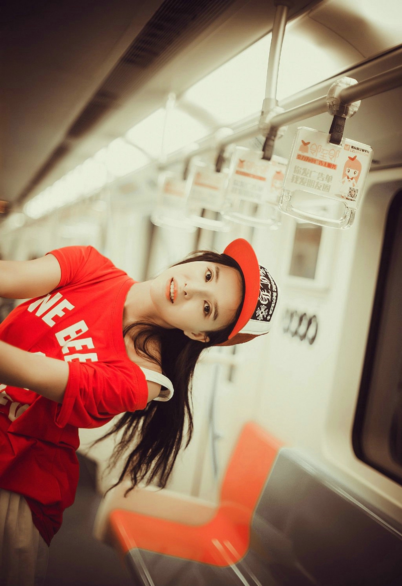 点击大图看下一张：地铁站上的棒球帽美女独自一人孤独写真