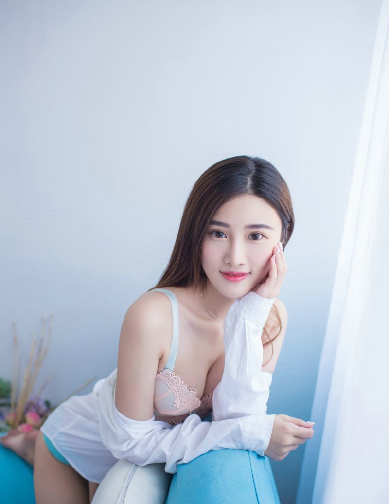 点击大图看下一张：妖娆美女格格污巫酥胸香肩美艳绝伦