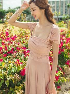 户外花丛里的粉嫩裙美模胸前春光无限