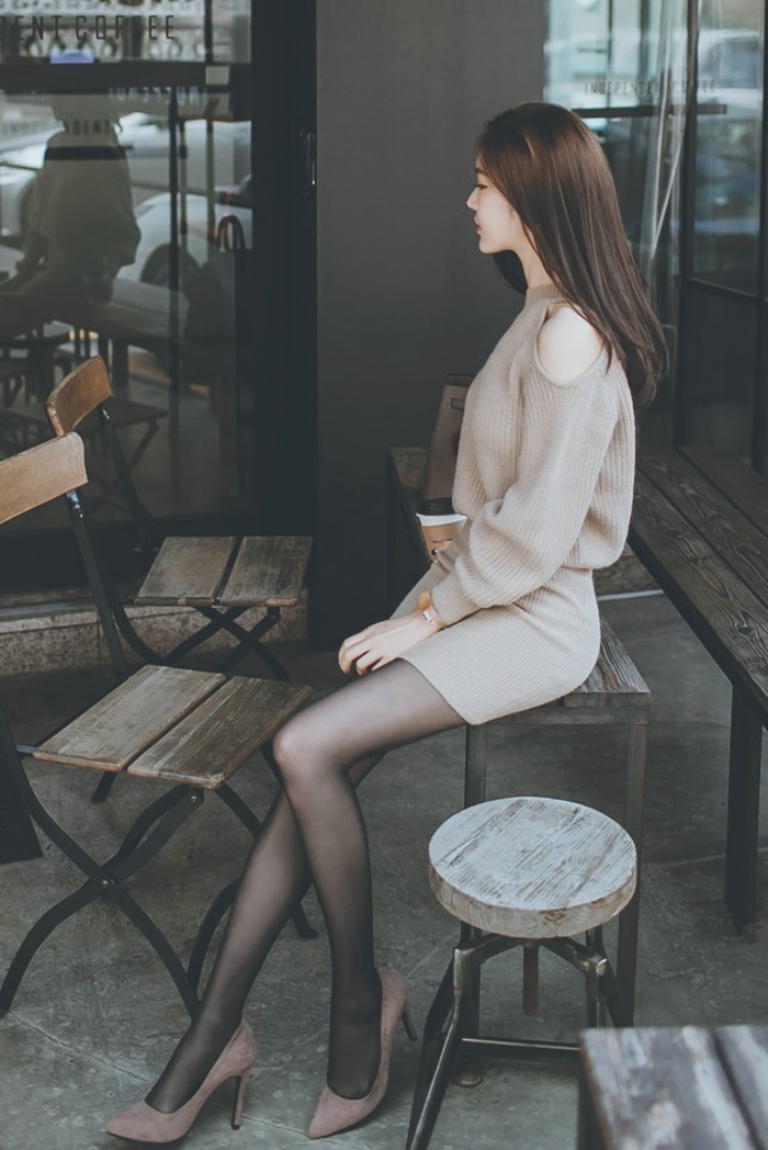 点击大图看下一张：咖啡馆外的露肩毛衣裙美模黑丝袜勾人