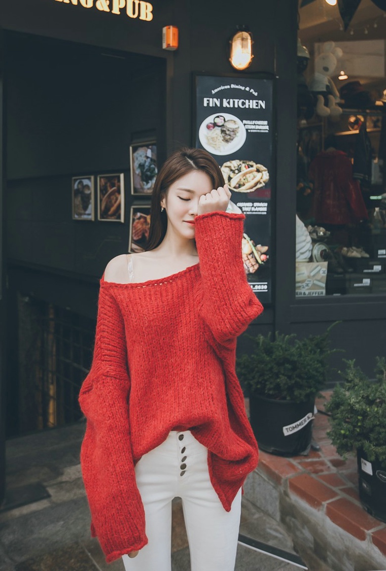 点击大图看下一张：餐厅门口的红艳毛衣美模浅笑迷人