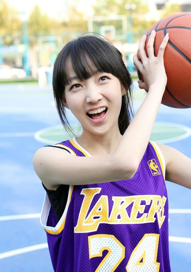 点击大图看下一张：篮球场上的运动女孩投篮青春洋溢