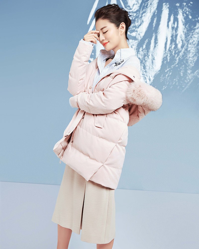 点击大图看下一张：安以轩冬季时尚杂志最新写真大片